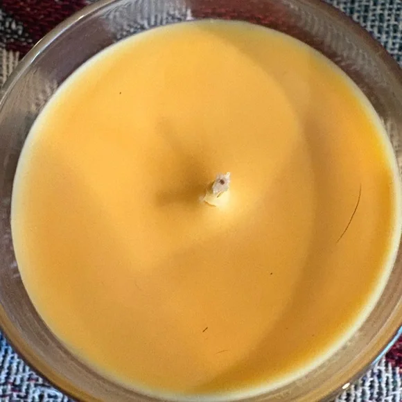 White Barn Leaves Candle - Golden Yellow - Picture 2 of 3